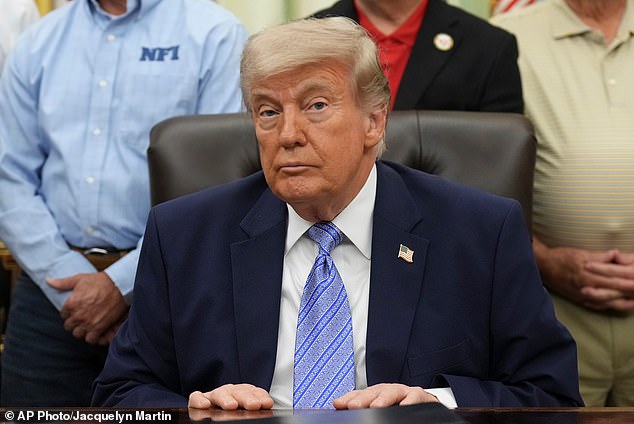 Sinal impressionante Trump PERDENDO partido: Cúpula de crise na Casa Branca cancelada enquanto republicanos esfaqueiam o presidente sobre um fundo de US$ 1,8 bilhão para manifestantes do J6
