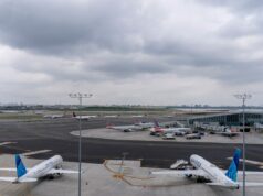 Sinkhole fecha pista do aeroporto LaGuardia: o que saber Storm clouds loom over airplane on the tarmac at LaGuardia Airport, Tuesday, June 27, 2023, in New York. Travelers waited out widespread delays at U.S. airports on Tuesday, an ominous sign heading into the long July 4 holiday weekend, which is shaping up as the biggest test yet for airlines that are struggling to keep up with surging numbers of passengers. (AP Photo/Mary Altaffer)