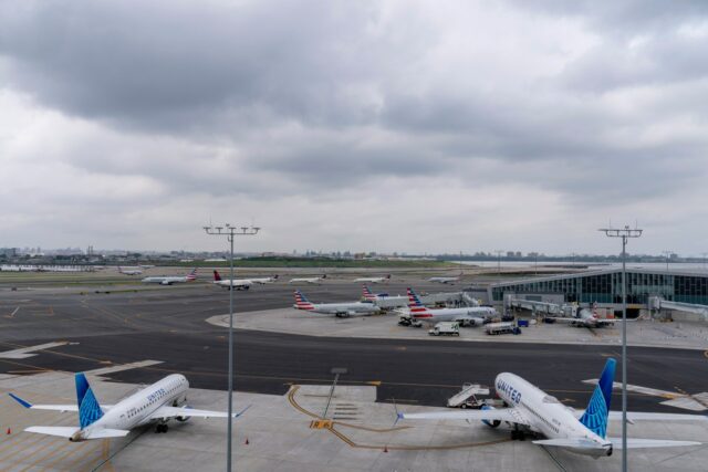 Sinkhole fecha pista do aeroporto LaGuardia: o que saber Storm clouds loom over airplane on the tarmac at LaGuardia Airport, Tuesday, June 27, 2023, in New York. Travelers waited out widespread delays at U.S. airports on Tuesday, an ominous sign heading into the long July 4 holiday weekend, which is shaping up as the biggest test yet for airlines that are struggling to keep up with surging numbers of passengers. (AP Photo/Mary Altaffer)