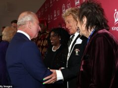 Sir Rod Stewart chama Trump de ‘pequeno rato’ enquanto elogia o rei Charles por colocar o presidente dos EUA ‘em seu lugar’ O rei enfrentou um momento complicado em sua segunda escalação da noite, quando Sir Rod Stewart levantou a questão de sua recente viagem aos Estados Unidos, dizendo ao monarca do presidente Trump: ‘Você colocou aquele pequeno rato no lugar dele’.