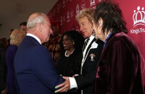 Sir Rod Stewart chama Trump de ‘pequeno rato’ enquanto elogia o rei Charles por colocar o presidente dos EUA ‘em seu lugar’ O rei enfrentou um momento complicado em sua segunda escalação da noite, quando Sir Rod Stewart levantou a questão de sua recente viagem aos Estados Unidos, dizendo ao monarca do presidente Trump: ‘Você colocou aquele pequeno rato no lugar dele’.
