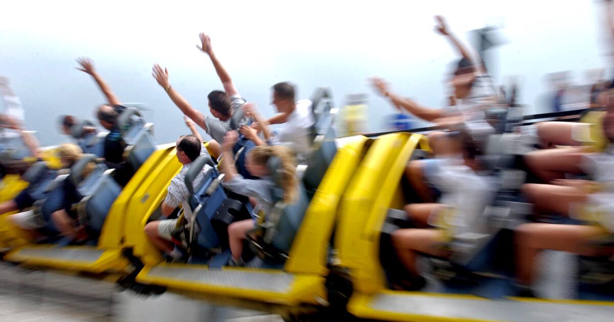 Six Flags proíbe YouTuber para sempre por comer nuggets de frango em uma montanha-russa