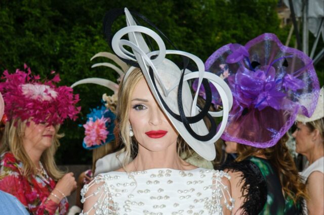 Socialites exibem seus fascinadores enquanto arrecadam mais de US$ 5 milhões no 'Hat Lunch' do Central Park
