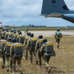 Soldado australiano morre enquanto completava curso de treinamento de paraquedismo