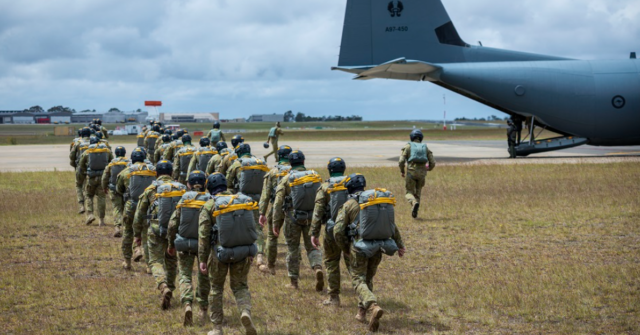 Soldado australiano morre enquanto completava curso de treinamento de paraquedismo Soldado australiano morre enquanto completava curso de treinamento de paraquedismo