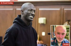 Sorriso de assassino: Suspeito de empurrão no metrô aparece no tribunal após supostamente matar professor aposentado em Nova York Rhamell Burke sorri durante sua discussão no tribunal.