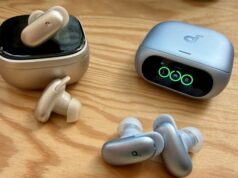 Soundcore anuncia 2 fones de ouvido baseados em IA para melhor qualidade de chamada e desempenho de recursos inteligentes case blue soundcore liberty 5 pro e fones de ouvido na mesa verde