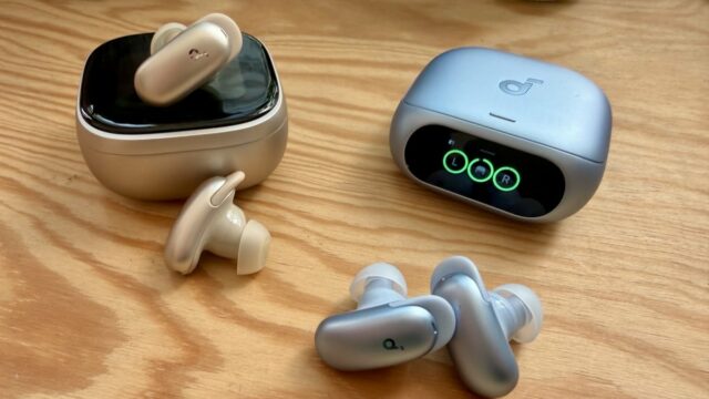 Soundcore anuncia 2 fones de ouvido baseados em IA para case blue soundcore liberty 5 pro e fones de ouvido na mesa verde