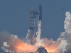 SpaceX lança enorme foguete Starship V3 em voo de teste Um foguete espacial voa para cima em um céu azul claro, deixando um enorme rastro cinza atrás de si em uma faixa cada vez maior.