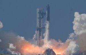 SpaceX lança enorme foguete Starship V3 em voo de teste Um foguete espacial voa para cima em um céu azul claro, deixando um enorme rastro cinza atrás de si em uma faixa cada vez maior.