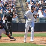 O defensor central do New York Yankees, Spencer Jones # 78, correndo pelas bases depois de fazer um home run solo.