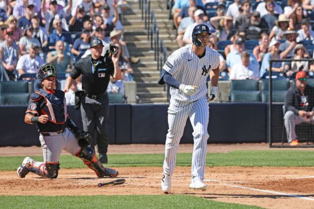 O defensor central do New York Yankees, Spencer Jones # 78, correndo pelas bases depois de fazer um home run solo.