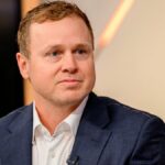 Spencer Pratt 'Done With CBS', acusa Network de entregar entrevista à equipe de relações públicas de Karen Bass para edição 'Comical' | Vídeo