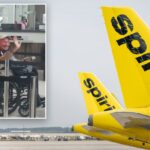 Um homem em cadeira de rodas acena, acompanhado do pessoal do aeroporto e de outro homem, ao lado de uma mochila.