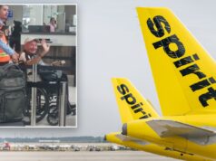 Spirit Airlines acusada de não ajudar paciente idoso com demência que saiu do aeroporto e foi morta por carro: ação judicial Um homem em cadeira de rodas acena, acompanhado do pessoal do aeroporto e de outro homem, ao lado de uma mochila.