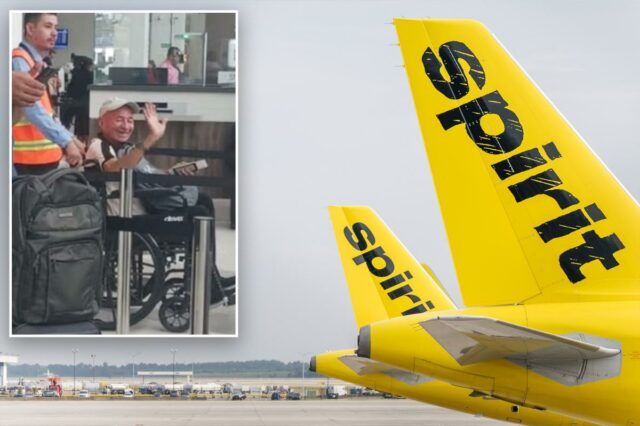 Um homem em cadeira de rodas acena, acompanhado do pessoal do aeroporto e de outro homem, ao lado de uma mochila.