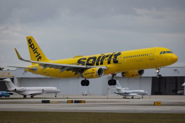Um voo amarelo da Spirit Airlines chega ao Aeroporto Internacional de Fort Lauderdale-Hollywood.