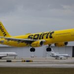 Spirit Airlines inicia 'desaceleração' e cancela todos os voos devido à crise de combustível
