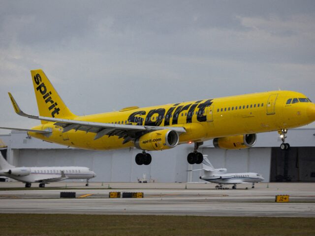 Spirit Airlines inicia 'desaceleração' e cancela todos os voos devido à crise de combustível
