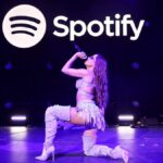 Logotipo do Spotify contra o pôr do sol