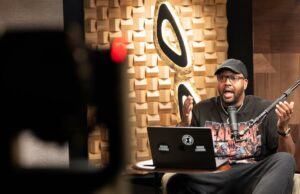 Spotify dobra podcasts de vídeo em seus estúdios de Hollywood Spotify dobra podcasts de vídeo em seus estúdios de Hollywood