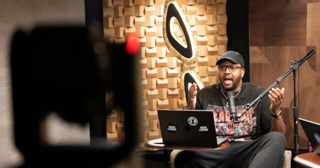 Spotify dobra podcasts de vídeo em seus estúdios de Hollywood
