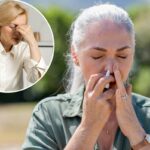 Uma mulher com cabelos grisalhos usando spray nasal para alergias.