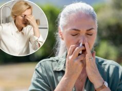 Spray nasal de duas doses pode melhorar a memória – e reverter o envelhecimento do cérebro Uma mulher com cabelos grisalhos usando spray nasal para alergias.