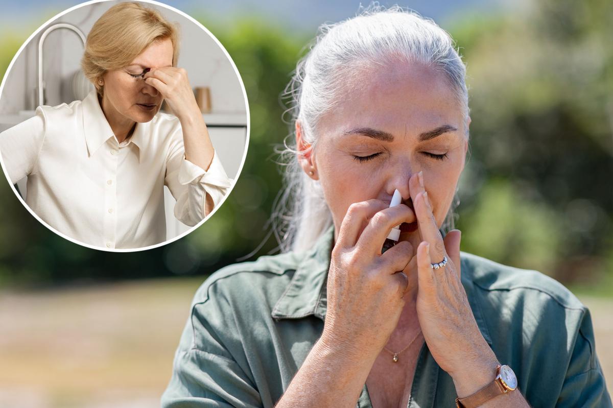 Uma mulher com cabelos grisalhos usando spray nasal para alergias.