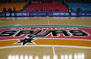 Spurs prevê adicionar a segunda estrela da UConn ao elenco no Draft da NBA de 2026 View of San Antonio Spurs court before game against Portland Trail Blazers
