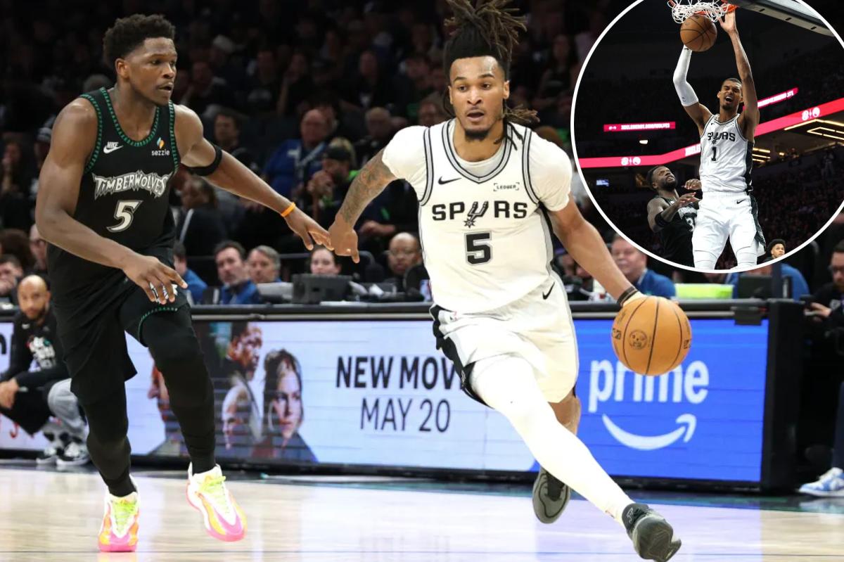 Stephon Castle, que marcou 32 pontos, ultrapassou Anthony Edwards durante a vitória dos Spurs por 139-109 no Jogo 6 da série sobre os Timberwolves em 15 de maio de 2026 em Minneapolis.