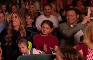 Stacey Solomon e seu marido Joe Swash se uniram para a semifinal ao vivo do Britain’s Got Talent em meio a dúvidas sobre seu casamento Stacey Solomon e seu marido Joe Swash mostraram-se unidos enquanto se sentavam com seus filhos na audiência da semifinal do Britain's Got Talent no sábado.