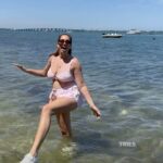 Stacey Solomon, 36, impressionou com um biquíni rosa e shorts combinando enquanto brincava no mar durante uma luxuosa escapadela em Miami no sábado.
