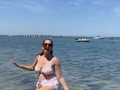 Stacey Solomon impressiona com um biquíni rosa enquanto brinca no mar durante uma luxuosa viagem a Miami Stacey Solomon, 36, impressionou com um biquíni rosa e shorts combinando enquanto brincava no mar durante uma luxuosa escapadela em Miami no sábado.