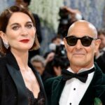 GettyImages-2192363831 Quem é a esposa de Stanley Tucci, Felicity Blunt? Por dentro do casamento do ator