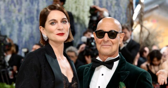 GettyImages-2192363831 Quem é a esposa de Stanley Tucci, Felicity Blunt? Por dentro do casamento do ator