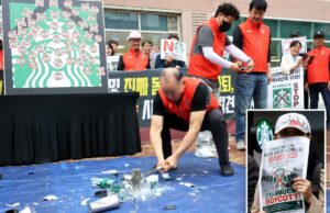 Starbucks vê queda nas vendas, protestos em massa na Coreia do Sul após promoção do ‘Dia do Tanque’ pelo massacre que matou 2.000 pessoas Starbucks vê queda nas vendas, protestos em massa na Coreia do Sul após promoção do 'Dia do Tanque' pelo massacre que matou 2.000 pessoas