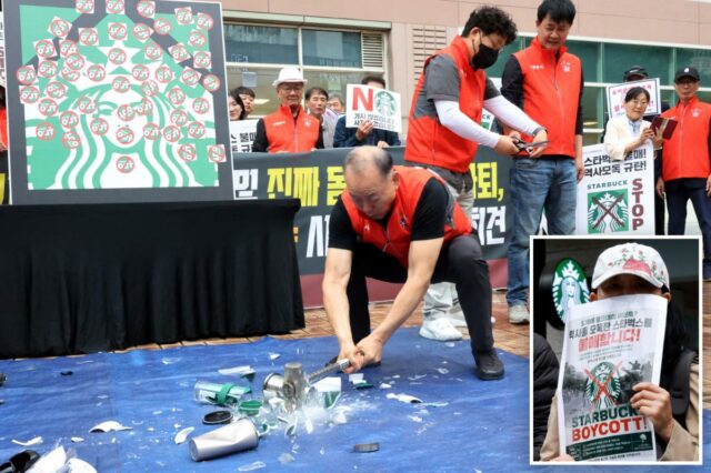 Starbucks vê queda nas vendas, protestos em massa na Coreia do Sul após promoção do 'Dia do Tanque' pelo massacre que matou 2.000 pessoas
