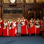 Pares observam enquanto o Guarda-costas do Rei dos Yeomen da Guarda realiza a busca cerimonial no Palácio de Westminster, em Londres, antes da Abertura Estatal do Parlamento na Câmara dos Lordes, em Londres. Data da foto: quarta-feira, 13 de maio de 2026. Foto PA. O crédito da foto deve ser: Carl Court/PA Wire