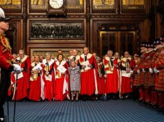 Starmer emerge do número 10 para a abertura estadual do Parlamento enquanto King se prepara para se dirigir a Lordes e MPs – atualizações ao vivo Pares observam enquanto o Guarda-costas do Rei dos Yeomen da Guarda realiza a busca cerimonial no Palácio de Westminster, em Londres, antes da Abertura Estatal do Parlamento na Câmara dos Lordes, em Londres. Data da foto: quarta-feira, 13 de maio de 2026. Foto PA. O crédito da foto deve ser: Carl Court/PA Wire