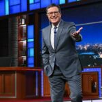 Stephen Colbert assina 'The Late Show' no último episódio desta noite