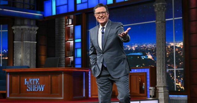 Stephen Colbert assina 'The Late Show' no último episódio desta Stephen Colbert assina 'The Late Show' no último episódio desta noite