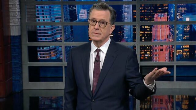 Stephen Colbert ataca CBS News após problema de visto na David Letterman e Stephen Colbert