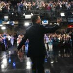 Stephen Colbert faz a reverência final no 'The Late Show' com Paul McCartney como convidado final