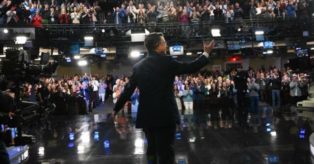 Stephen Colbert faz a reverência final no 'The Late Show' Stephen Colbert faz a reverência final no 'The Late Show' com Paul McCartney como convidado final