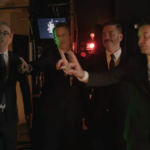 Stephen Colbert se junta aos anfitriões da madrugada para lutar contra um buraco de minhoca gigante que encerra o show