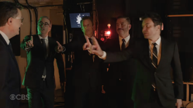 Stephen Colbert se junta aos anfitriões da madrugada para lutar Stephen Colbert se junta aos anfitriões da madrugada para lutar contra um buraco de minhoca gigante que encerra o show