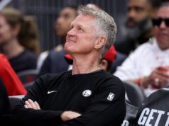 Steve Kerr concorda com novo acordo para retornar como treinador do Warriors: relatório Golden State Warriors head coach Steve Kerr watch his team against Houston Rockets