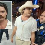 Homem com chapéu de cowboy sendo preso por policiais.