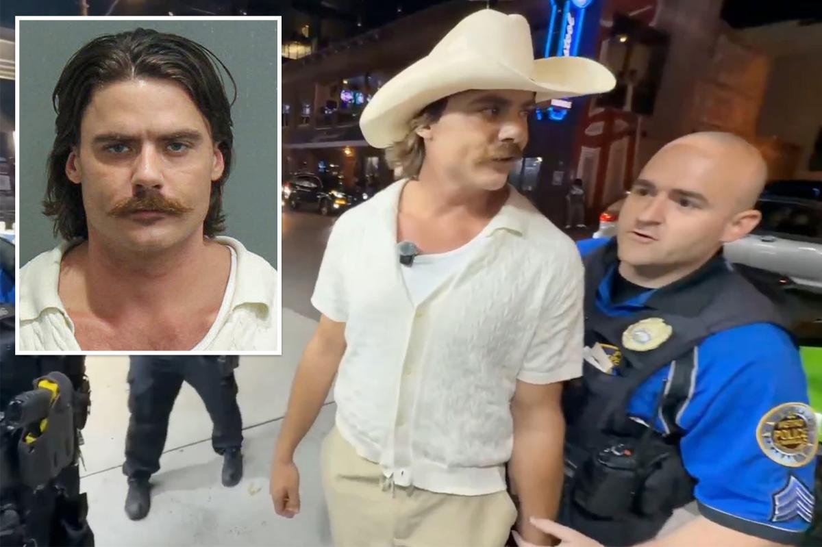 Homem com chapéu de cowboy sendo preso por policiais.